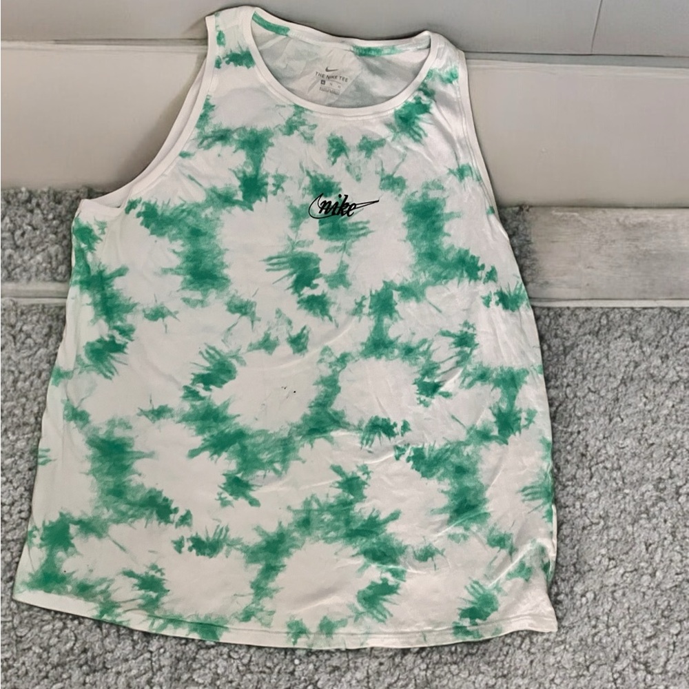 Women’s Nike workout Tee. Size XL SLIGHTLY FLAWED.